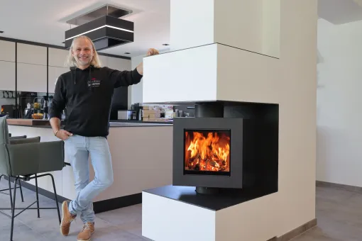 Ofenbaumeister Hendrik Kraus vor dem Brunner Drehfeuer