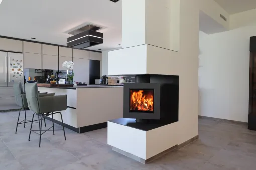 Brunner Drehfeuer in der Küche als Raumtrenner