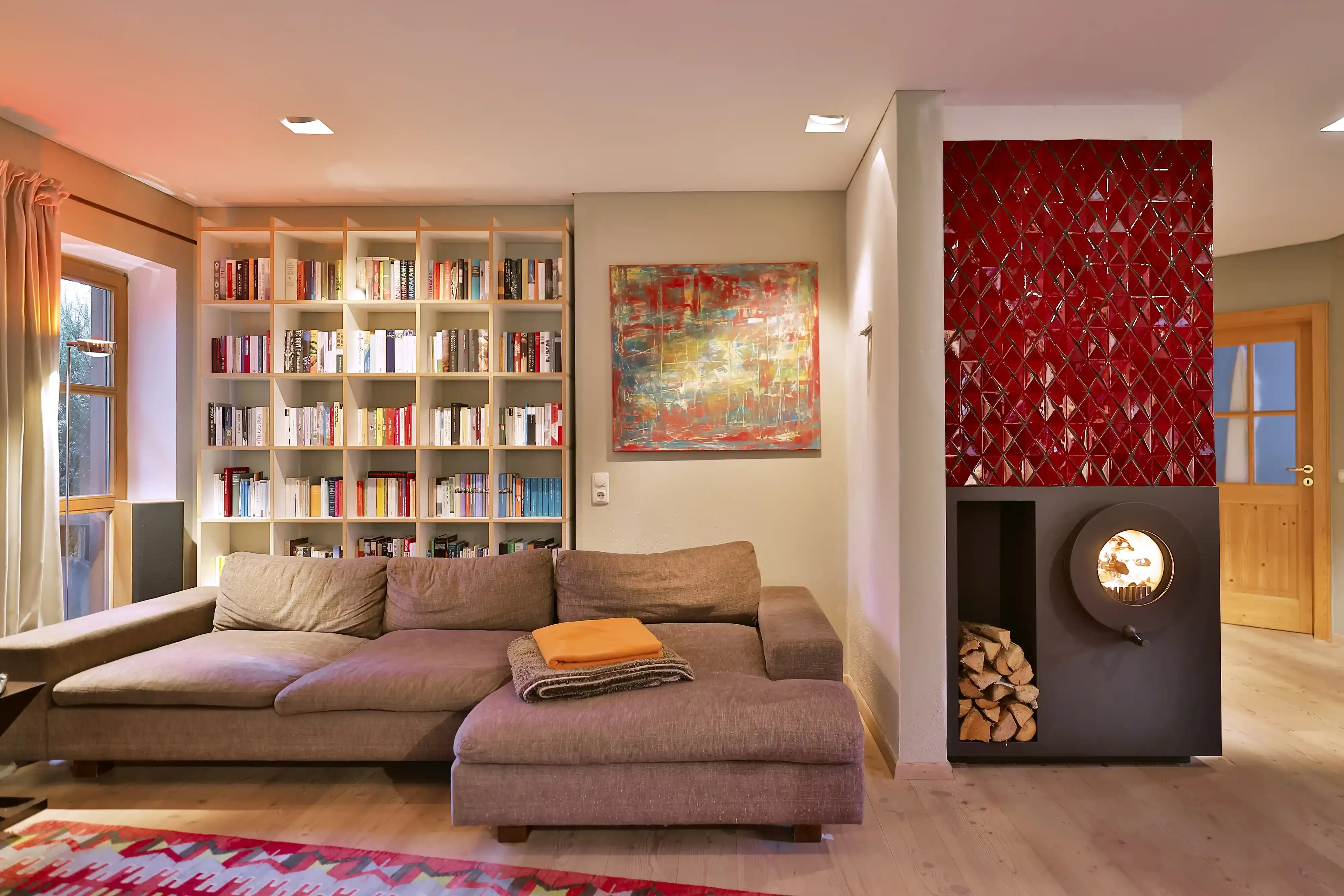 Firetube Speicherofen mit roten Kacheln