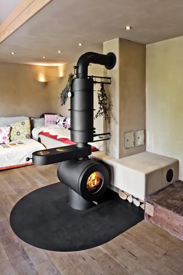 Firetube im Wohnzimmer mit Holzfach