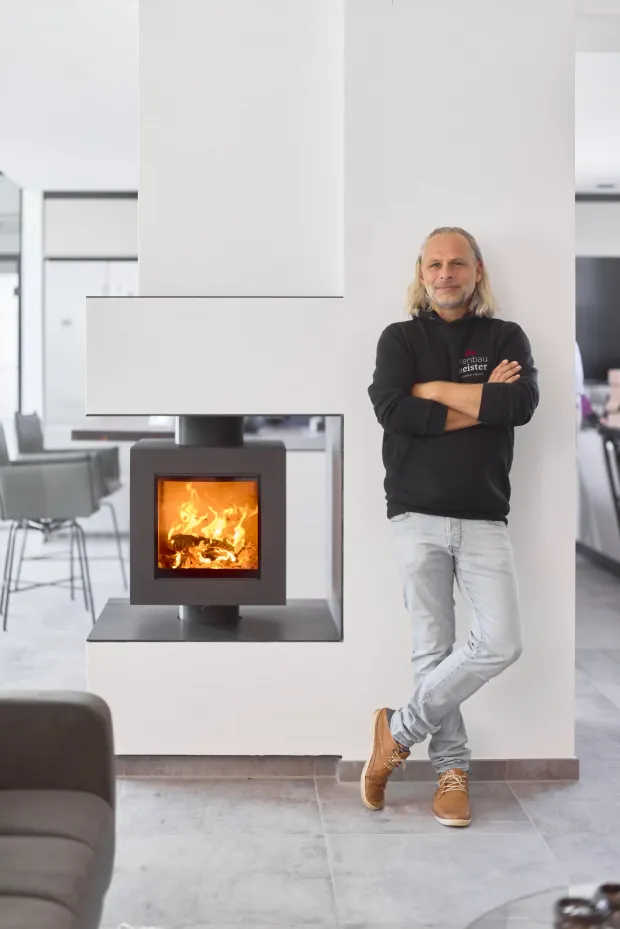 Hendrik Kraus vor einem Brunner Drehfeuer