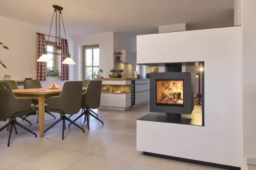 Brunner Drehfeuer im Essbereich der Wohnung