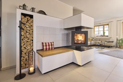 Brunner Drehfeuer mit Sitzbank und Holzfach